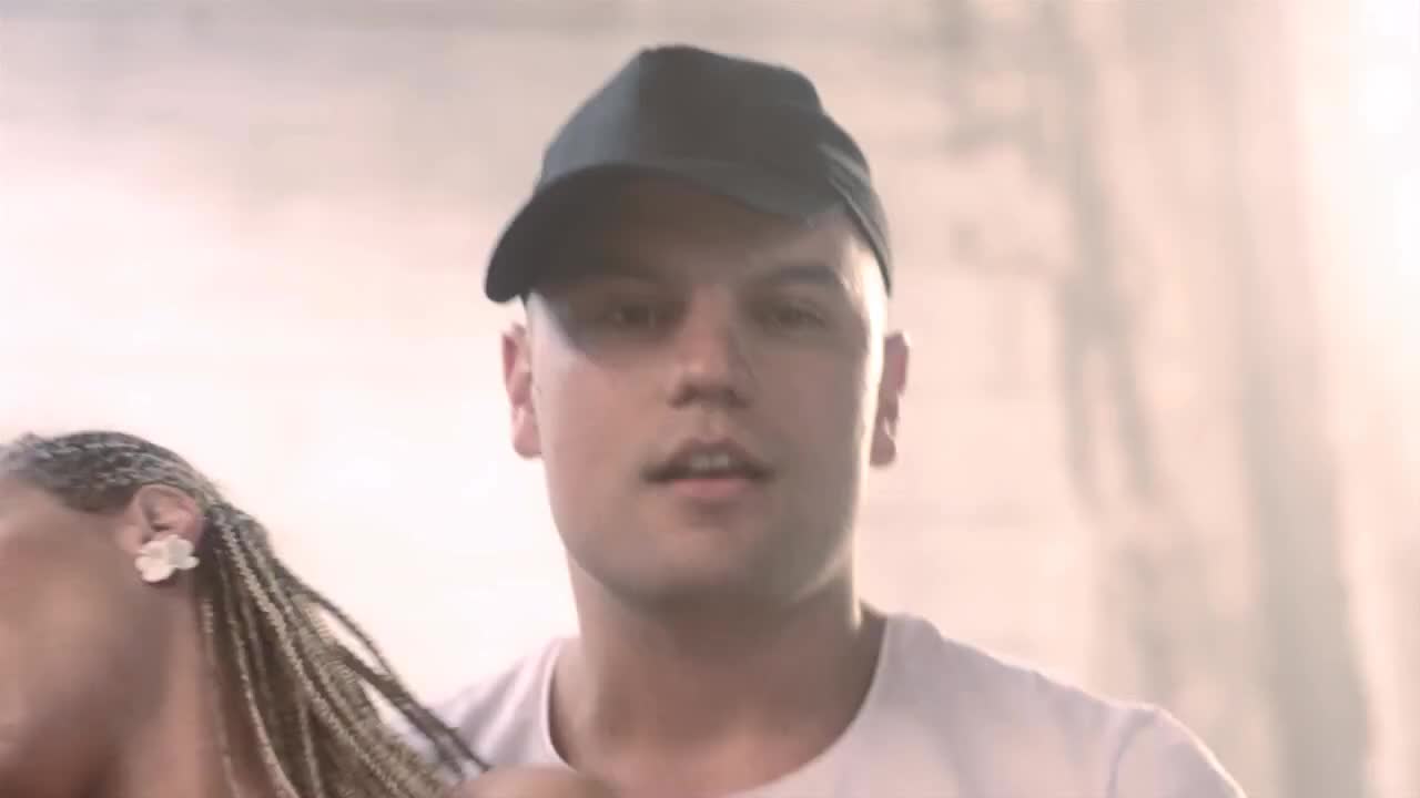 Страхотна! Кристо feat. Лора Караджова - Оставам Тук (official Hd Video)