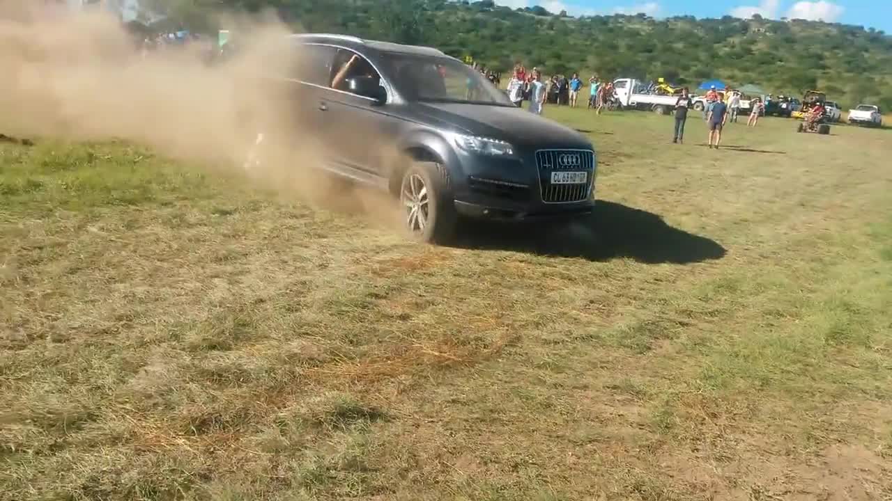 Една доста интересна битка! Как мислите, дали Audi Q7 може да издърпа Toyota Hilux?