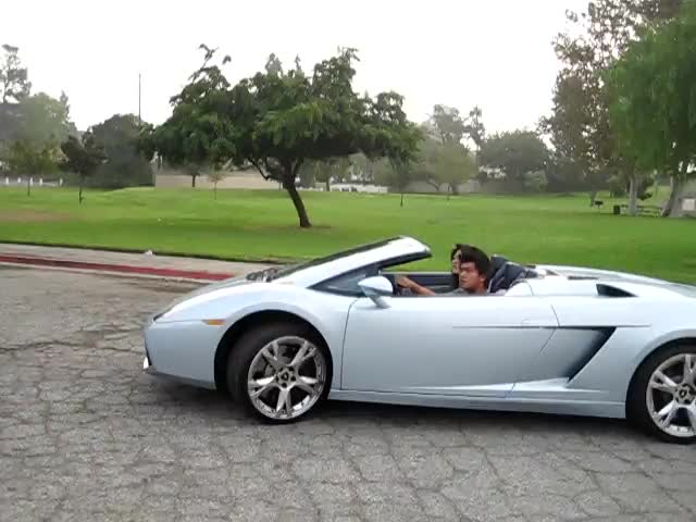16 Годишни лапета карат Lamborghini Gallardo