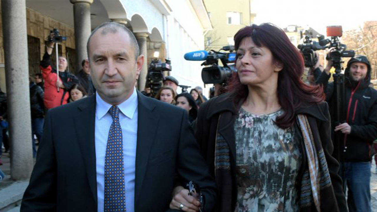 Румен Радев се закле, влезе в Народното събрание с първата дама