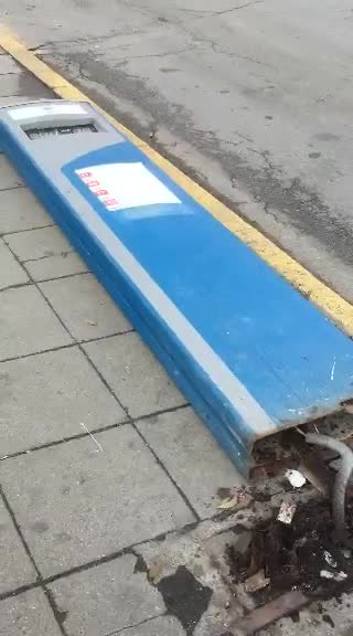 Паднало табло на спирка от градския транспорт