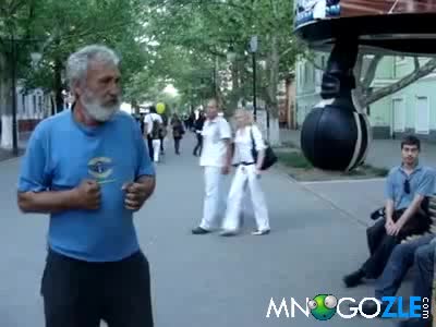 Дядка с много мощен удар !!