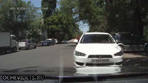 Мацка с къса пола сама си отнесе люта закачка на улицата