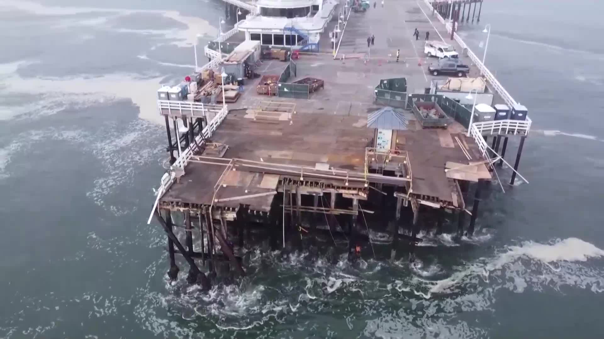 Огромни вълни отнесоха емблематичен кей в Санта Крус (ВИДЕО)