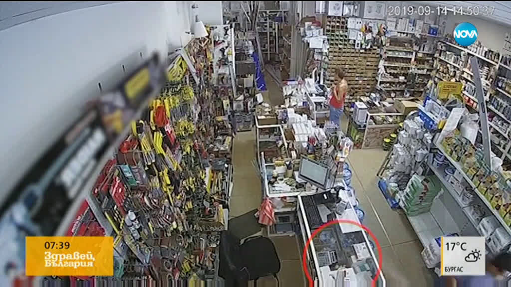 „Дръжте крадеца”: Двама мъже задигнаха телефон от магазин