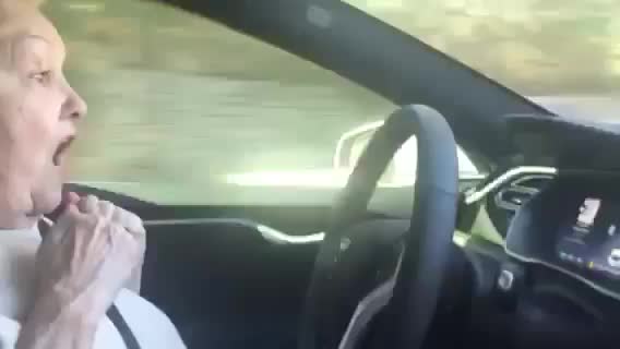 70 г. жена тества автопилота на Тесла