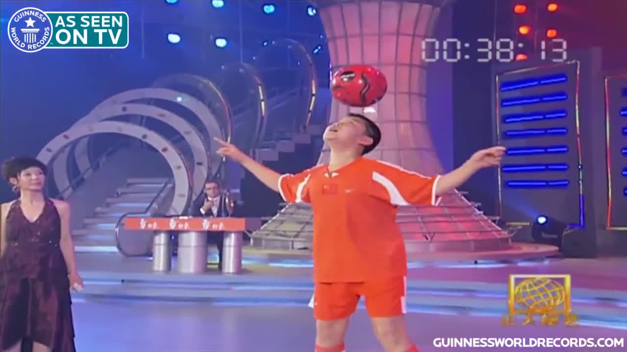 Рекорд на Гинес .. Най-много удари на топка с глава