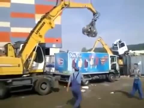 Смях ... Какво се случва когато се правиш на отворен пред багерист !!!