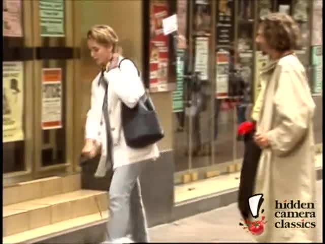 Смях! Изненада под шлифера не съм гол - скрита камера