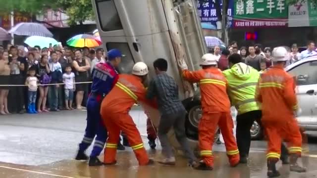 Дупка на пътя погълна четири коли в Китай