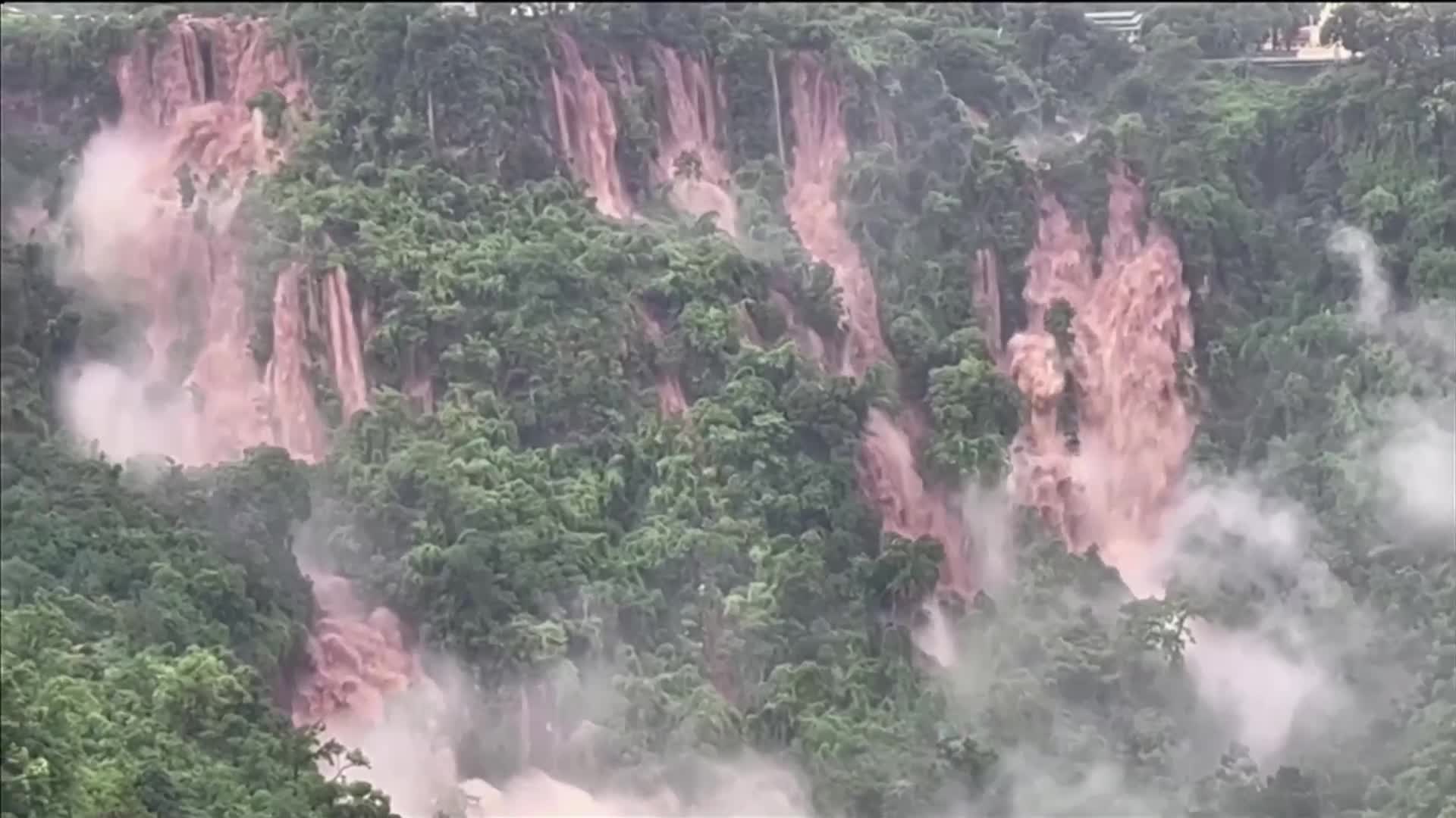 Кална вода заля красив водопад в Мианмар