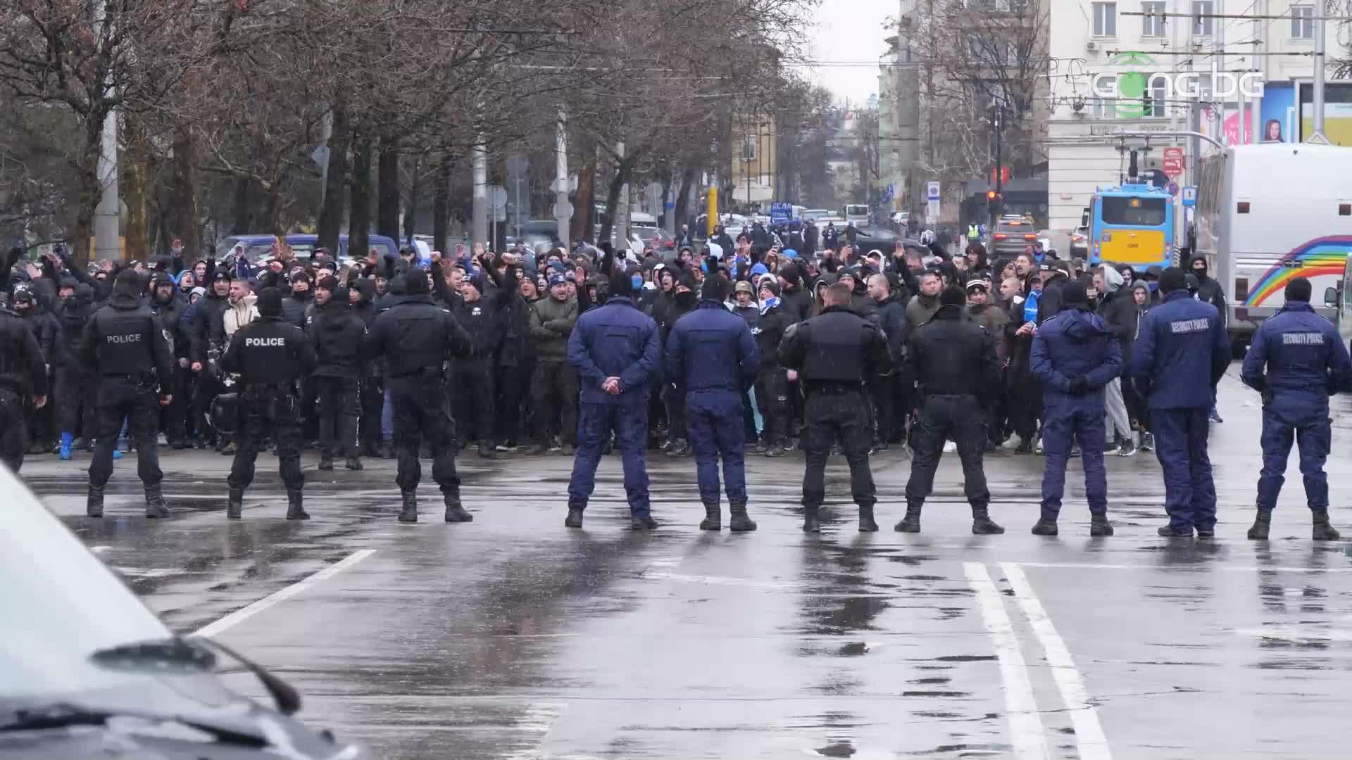 Феновете на Левски с шествие преди началото на дербито