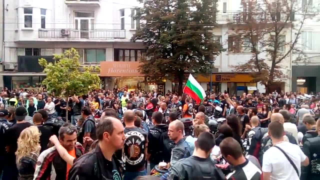 Мотористи скандираха "Мафия" пред Съдебната палата на протест