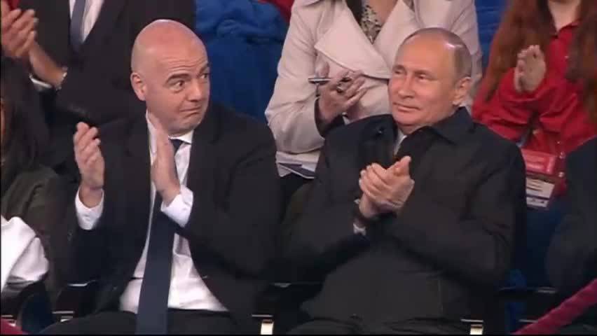 Путин и Инфантино рамо до рамо на концерт на Червения площад