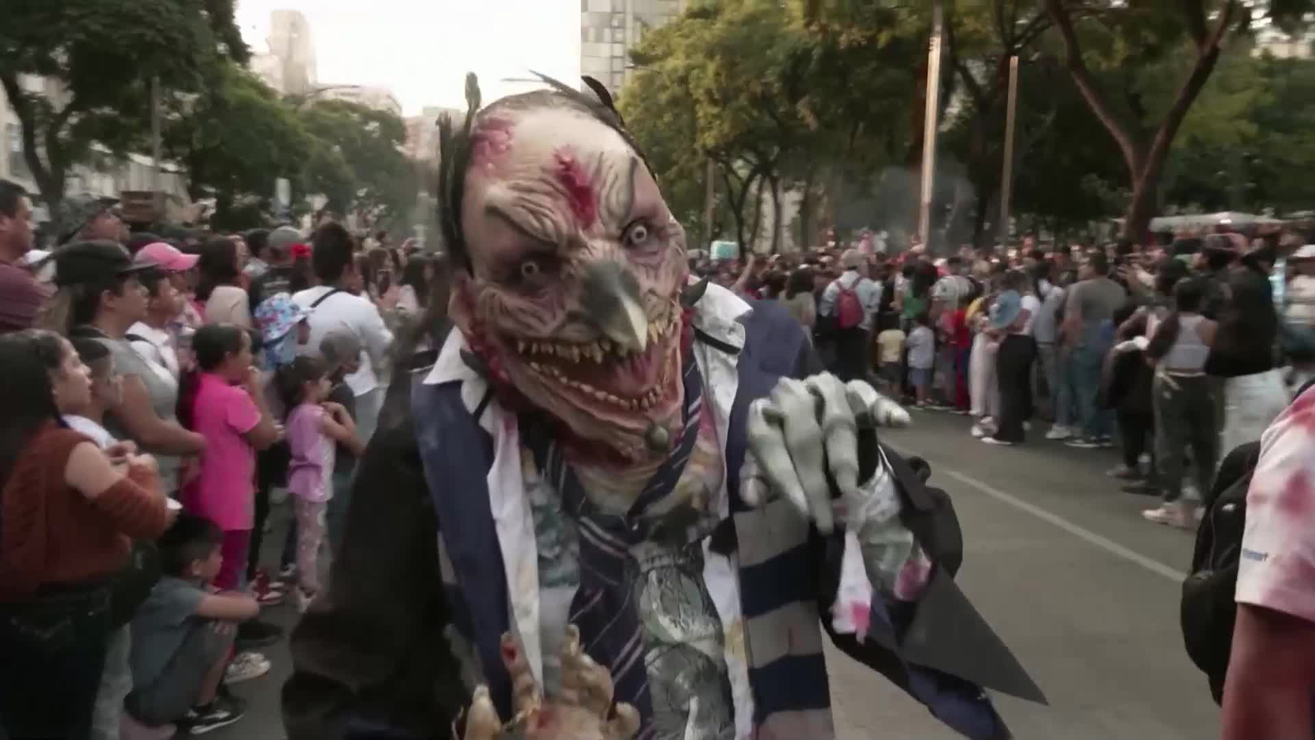 Зомби разходка: Десетки се включиха в шествие за немъртви в Мексико (ВИДЕО)