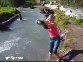 Най - сексапилната рибарка - лови с голи ръце 