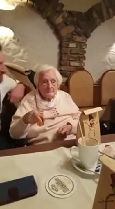 За кого вдига наздравица стара жена германка в ресторант?