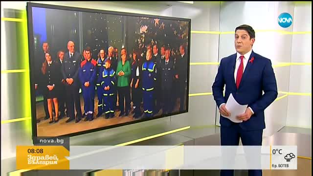 Меркел посрещна коледни дръвчета за канцлерството в Берлин