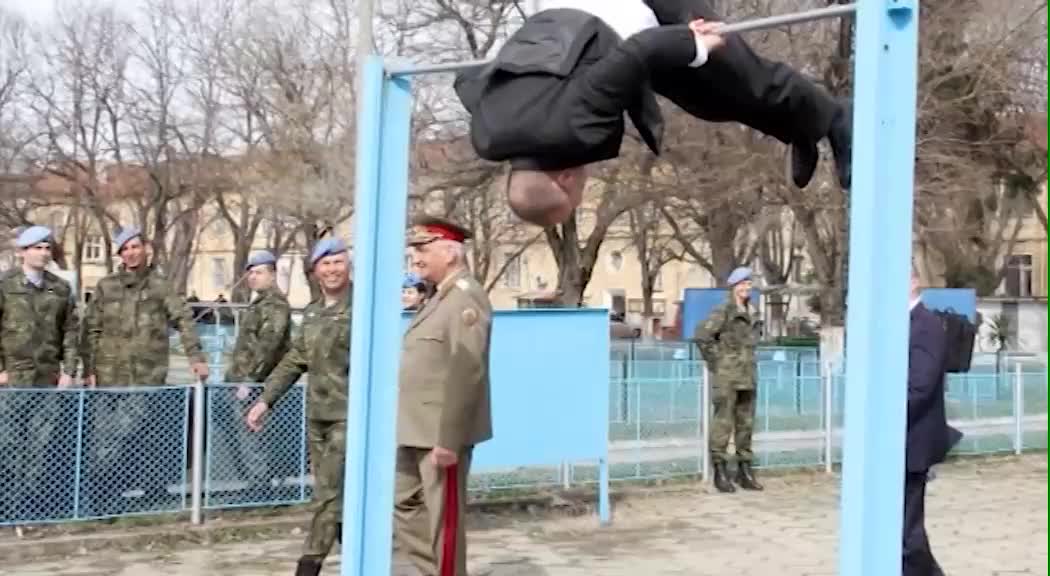 Румен Радев демонстрира атлетични умения