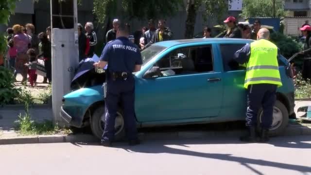 Двама ранени при удар на кола в стълб
