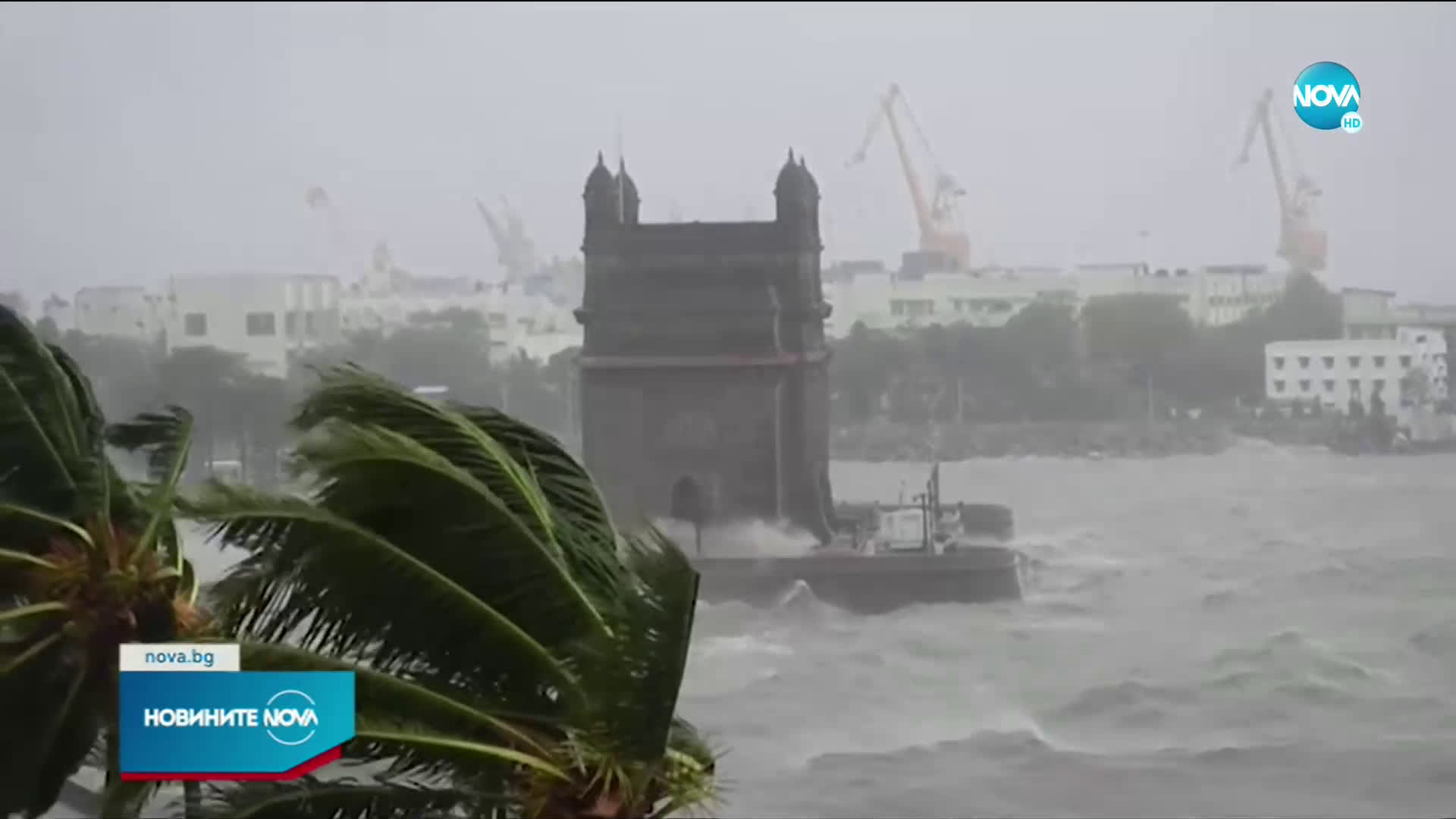 127 души са в неизвестност край бреговете на Индия заради циклон