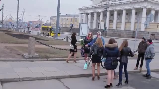 Дегизиран като баба предизвиква фурор