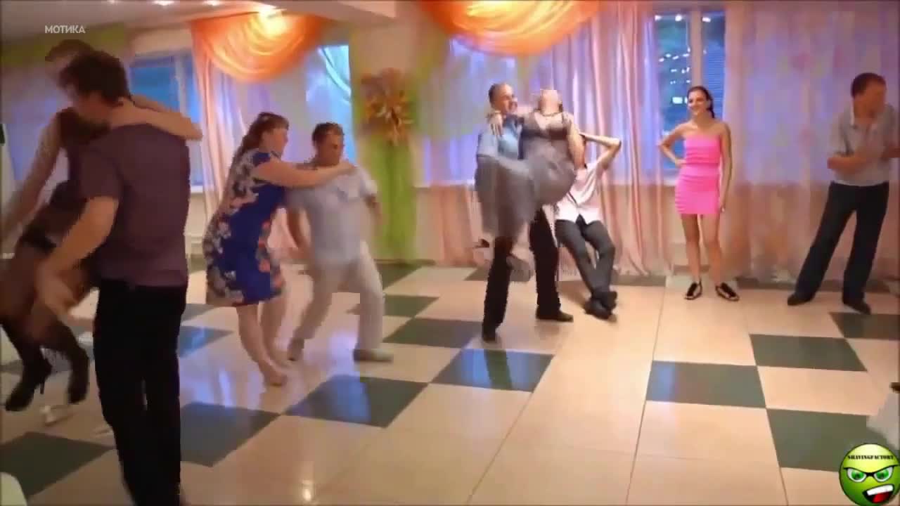 Смешна еротична надпревара на руска сватба
