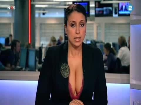 Интересното Деколте На Водеща