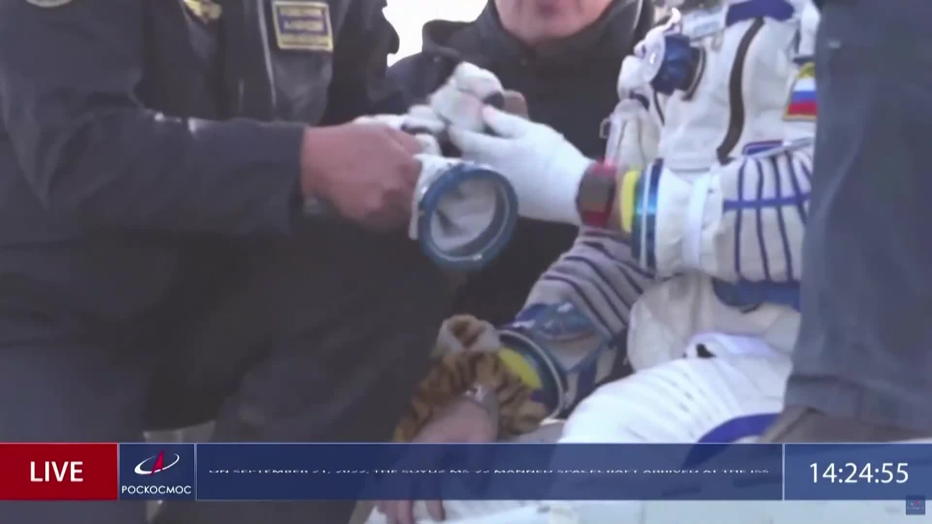 Корабът "Союз" с трима космонавти се приземи в Казахстан (ВИДЕО)