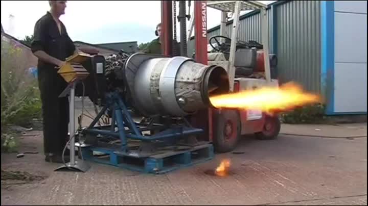 Авио механици много щуро тестват самолетен реактивен двигател!