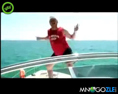 Пиян руснак на яхта върти бесни танци