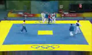 Състезател По Таекуондо Удря Съдията !!!