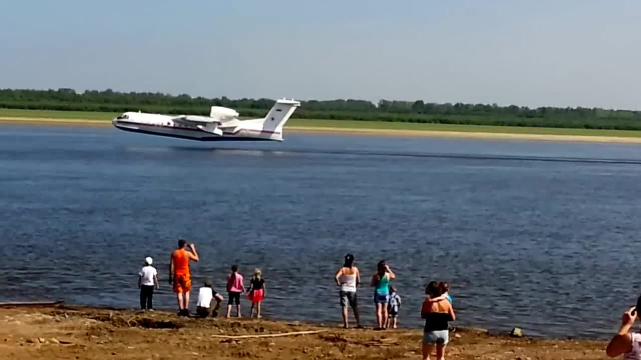 Зареждане на пожарникарни самолети с вода от река