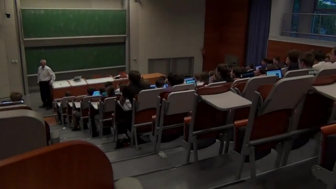 Студент си прави майтап с преподавателя