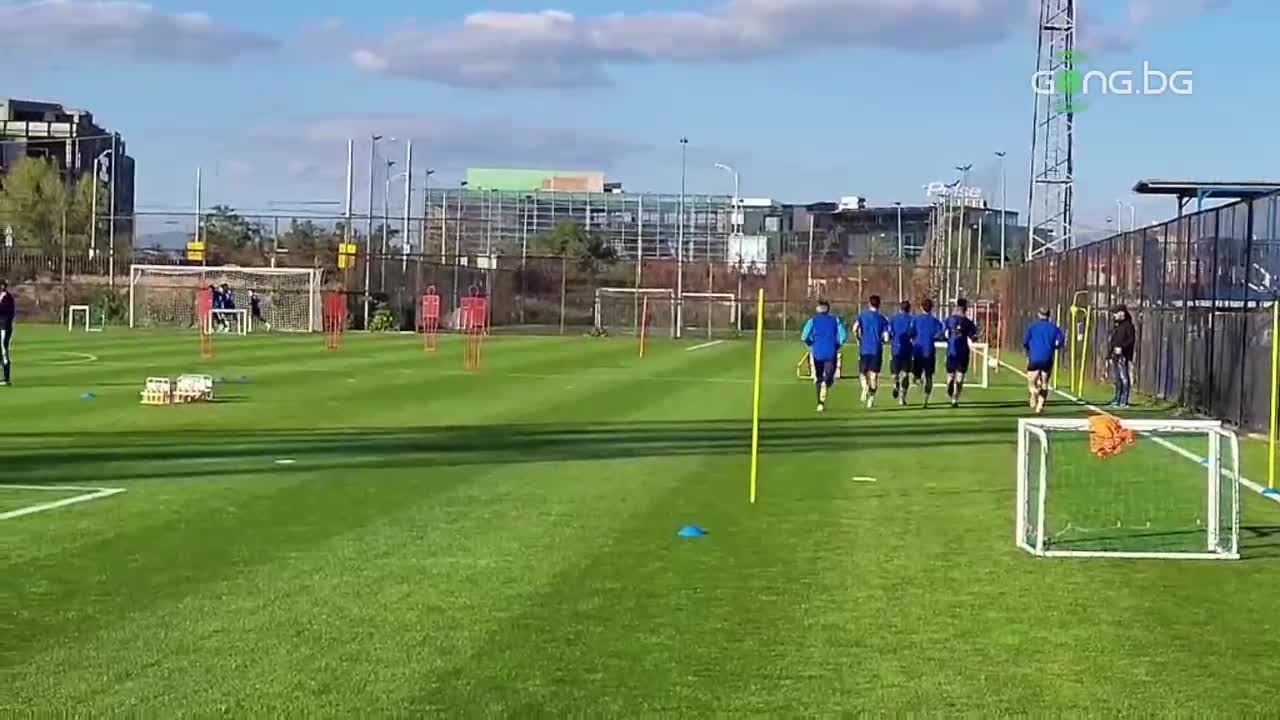 Николай Костов тренира с Левски