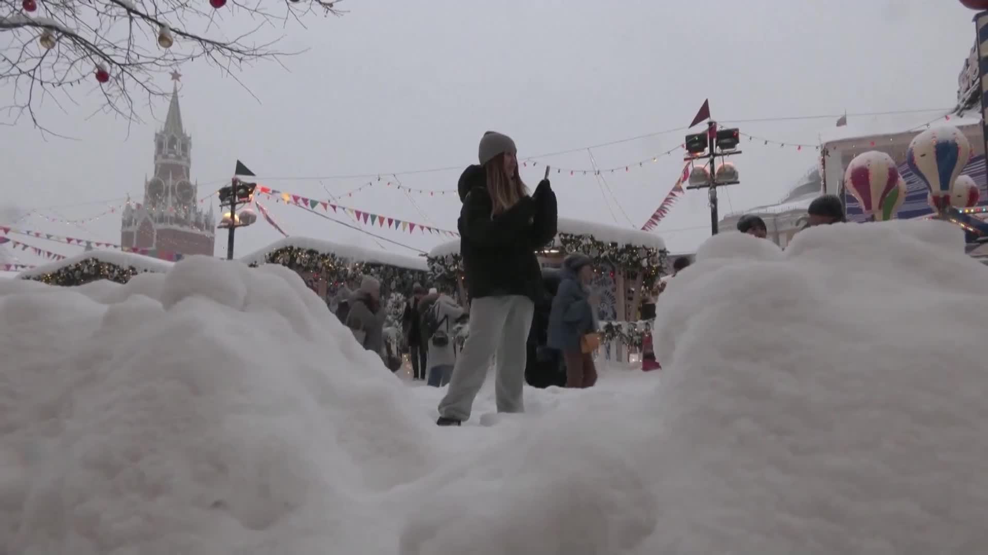 Рекорден снеговалеж в Москва, преспите са близо 35 см