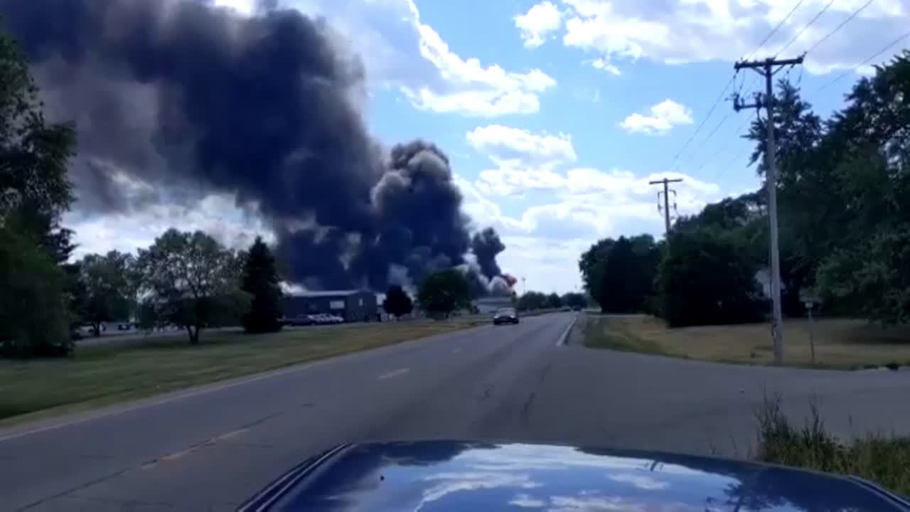 USA: Authorities order evacuations following massive chemical fire in Illinois