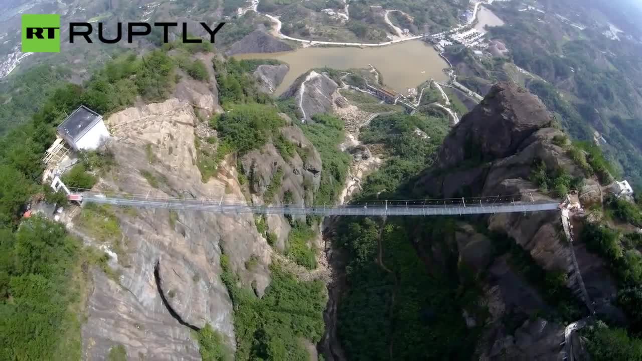 Най-дългият стъклен висящ мост в света