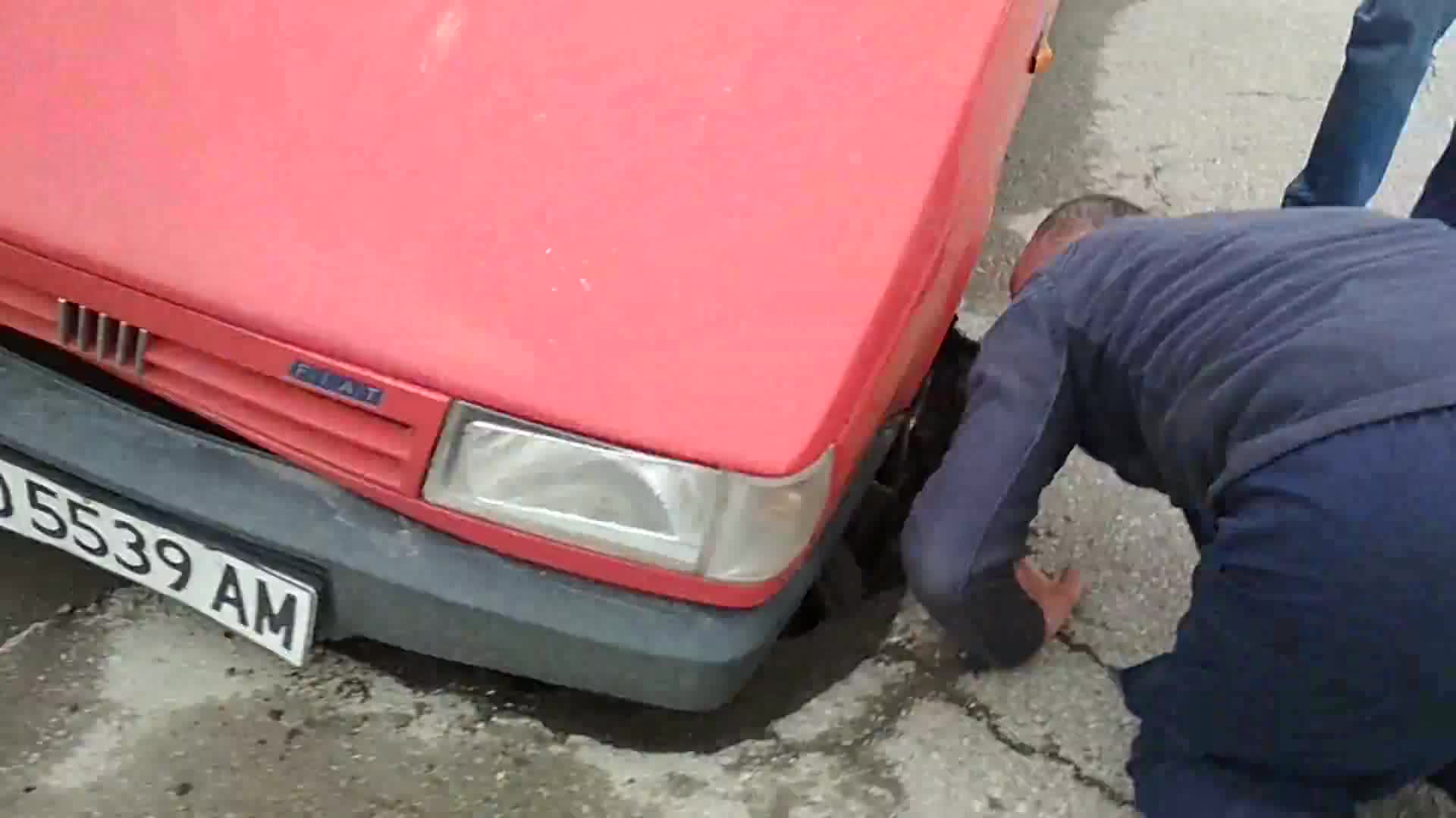 Кола пропадна в огромна дупка в с. Мусачево