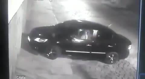 Крадци опитаха да оберат полицай, той ги гръмна