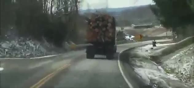 Спускане с камион, пълен с дърва