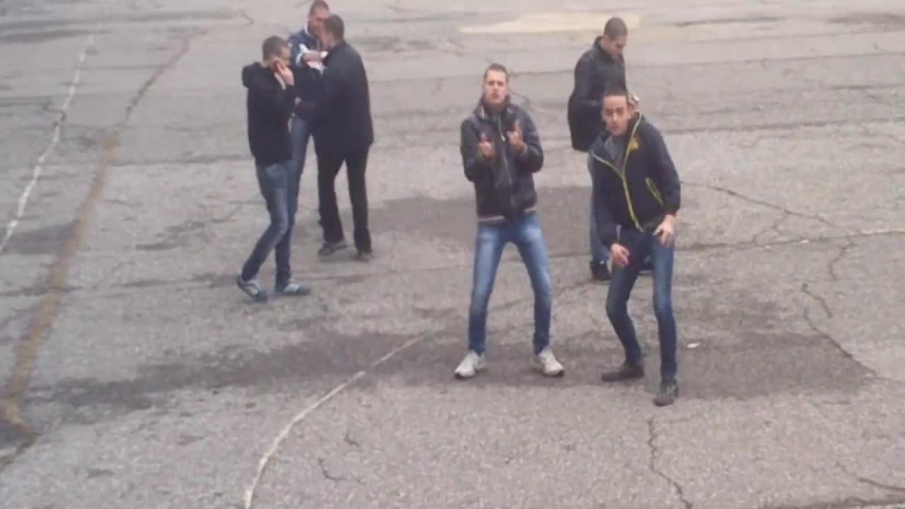 Българи избухват в столично училище стил Harlem Shake