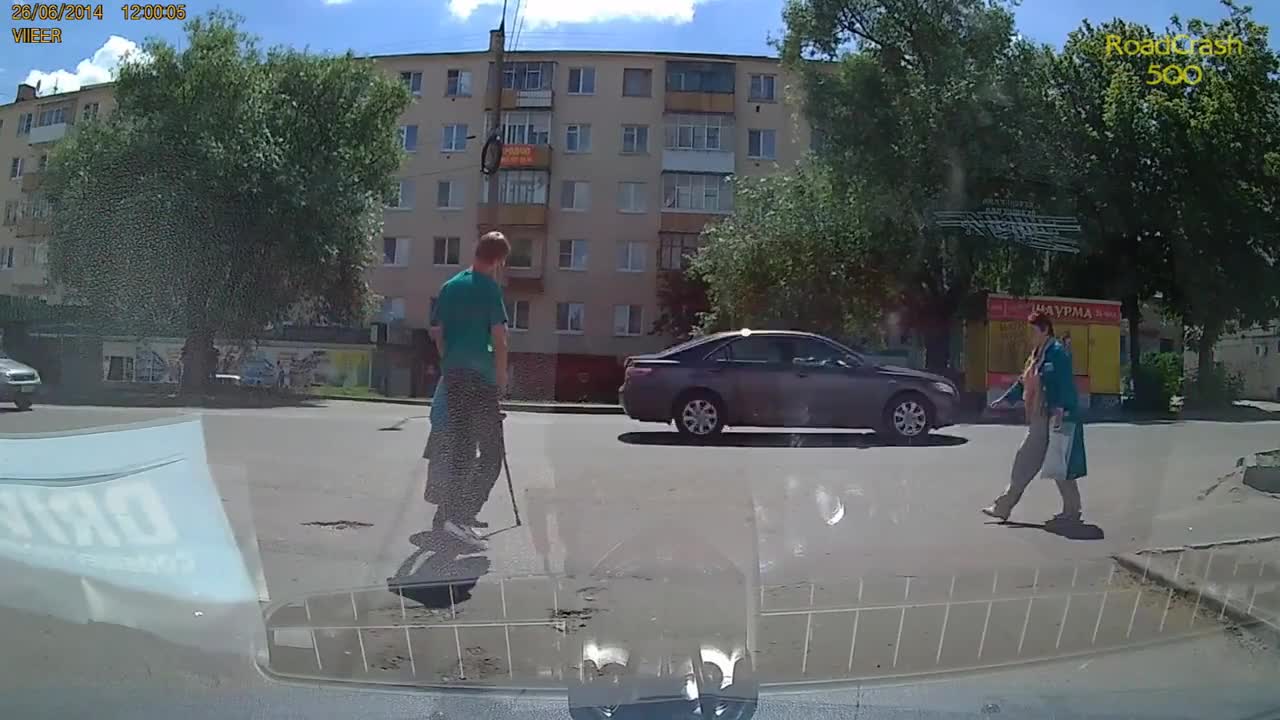 Силно видео! Ето, че трябва да се уважават и старите хора!