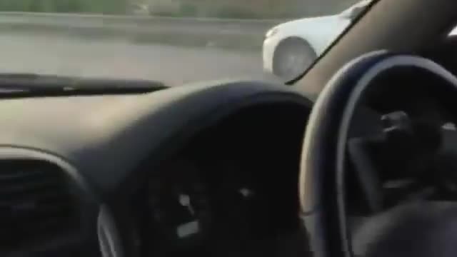 Няма да е лошо някой да му обясни на този пич, че мотора не му е като дивана в къщи!