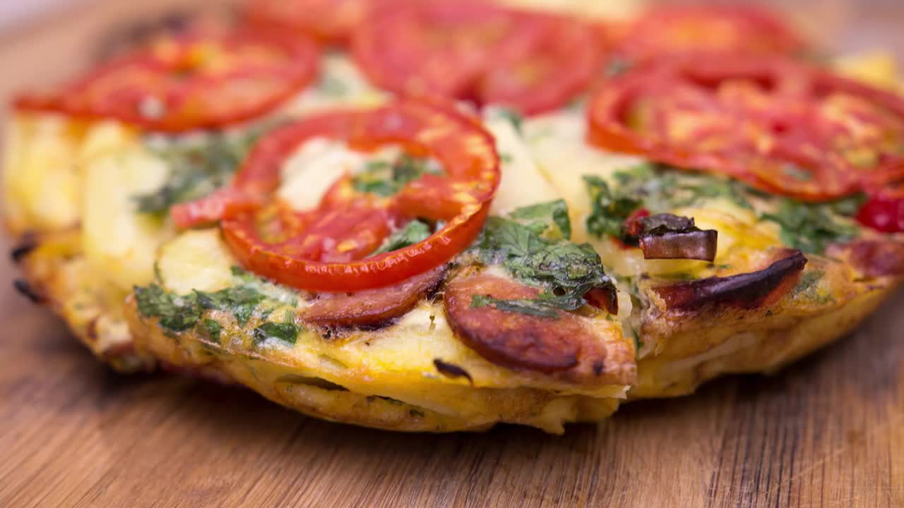Home Cusine: Тортия с наденица и червенa чушка