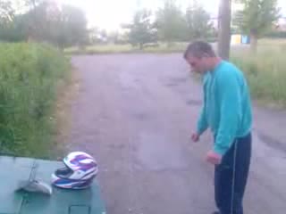 Пиян се мъчи да счупи каска с глава
