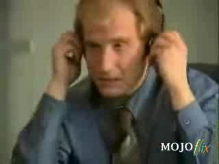 Опа , Какво Гледа Колегата !!!