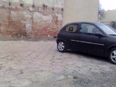 Мъж събаря стена с опела си