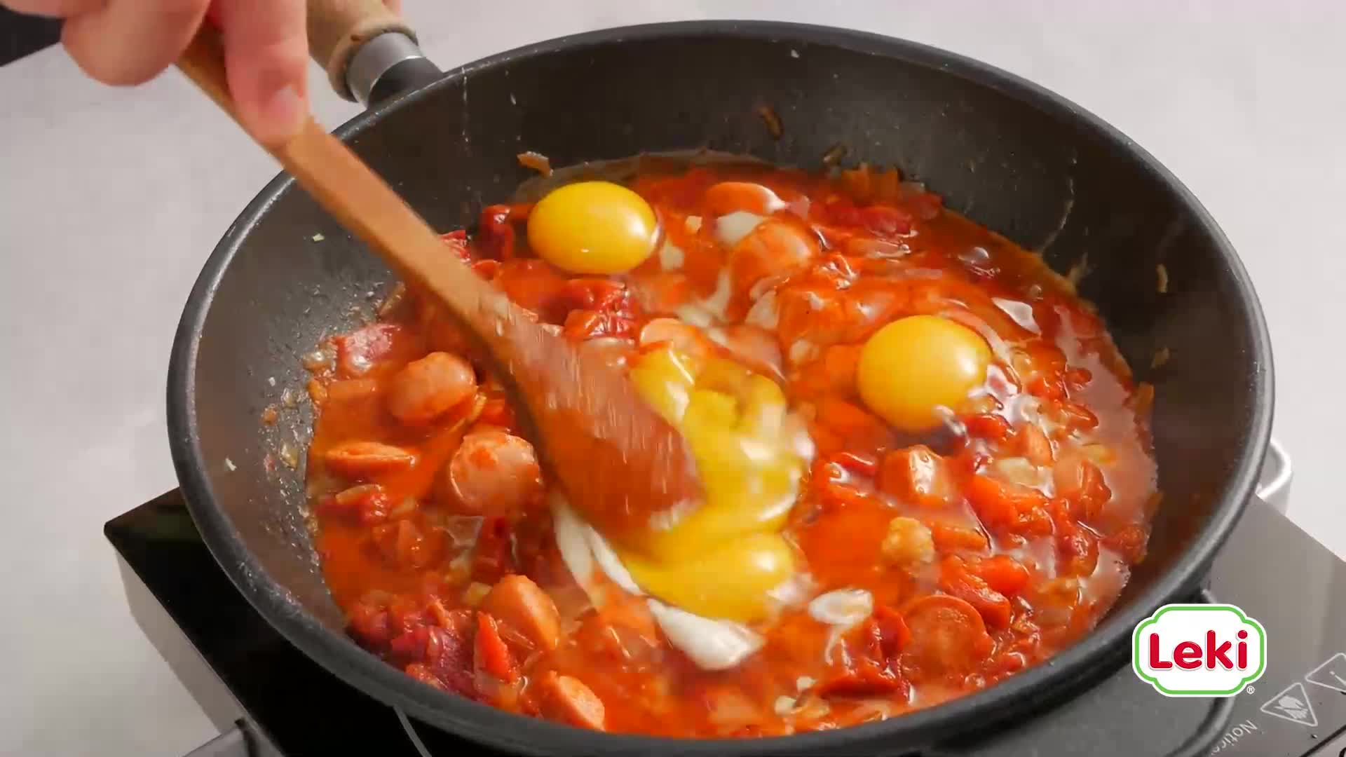 Вкусна рецепта с остатъци: Кренвирши Леки с домати и лук