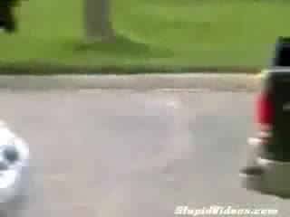 Малко дете с много малка кола паркирва ;d